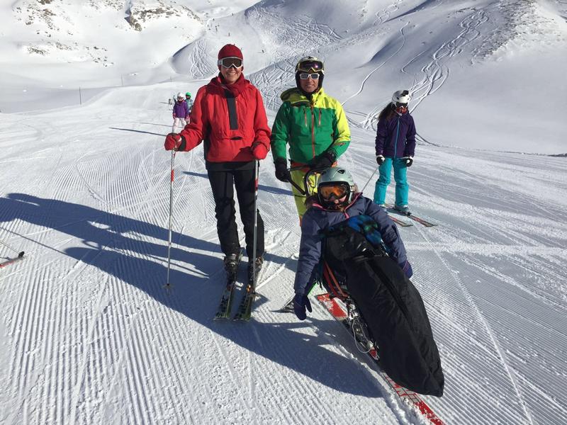 L'atleta nello scibob, accompagnata dalla madre e dal'istruttore sciano sulle bellissime piste di Marguns Celerina in una giornata fantastica di sole e neve.