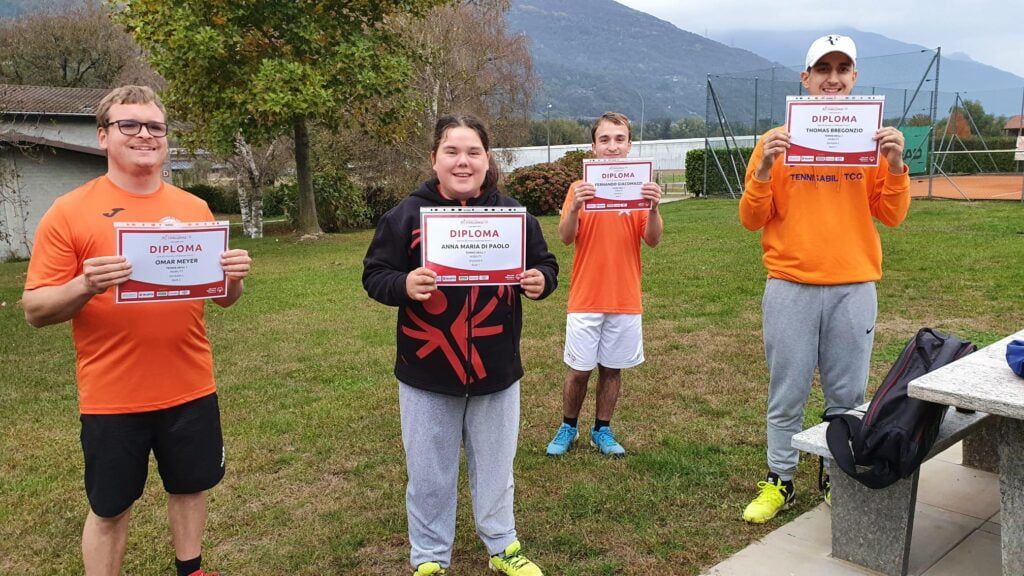 Kinder aus dem Tessin der Sportgruppe Tennisabili, die bei der Challenge mitgemacht haben und stolz ihr Rangdiplom präsentieren.